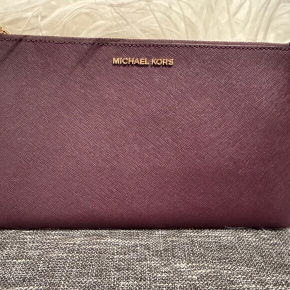 Michael Kors Clutch Wallet Wristlet Saffiano Leather Gold Zip Burgundy NWOT - Picture 2 of 5